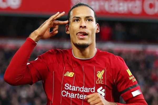 Virgil van Dijk là hậu vệ xuất sắc tại Liverpool