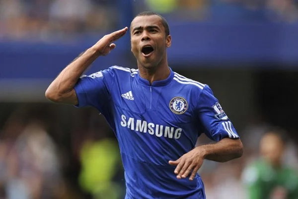 Hậu vệ Ashley Cole từng là cầu thủ của Arsenal trước khi về Chelsea