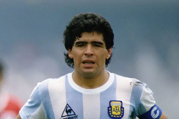 Maradona được công chúng bầu chọn là "Cầu thủ của thế kỷ"