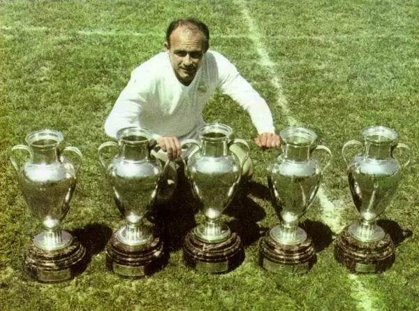 Alfredo di Stefano đã từng 2 lần đoạt của Quả Bóng Vàng năm 1957,1959