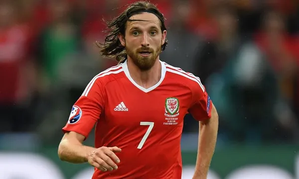 Tiền vệ Tiền vệ trụ Joe Allen